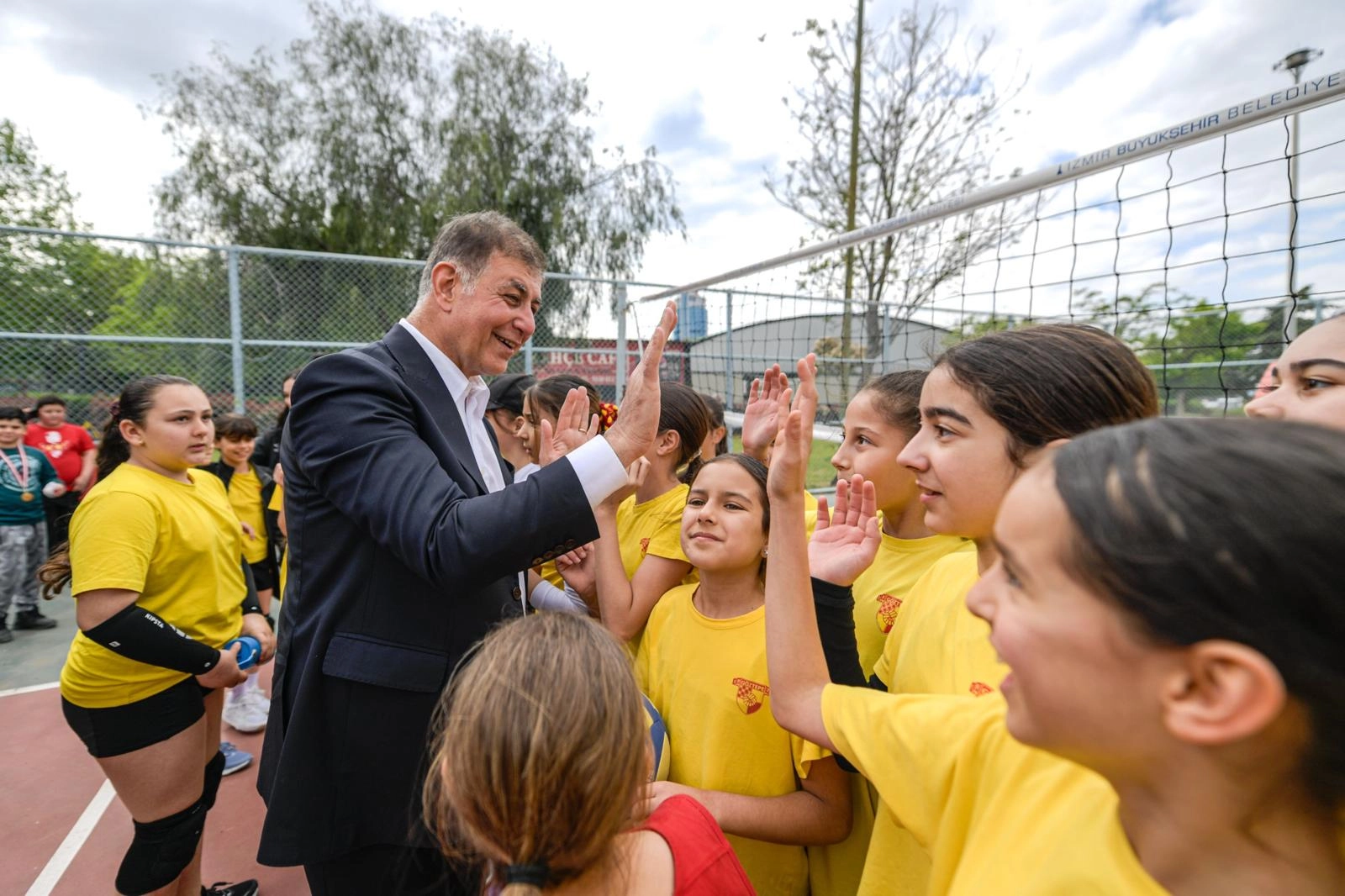 İzmir’de Başkan Tugay, sporcu çocuklarla buluştu