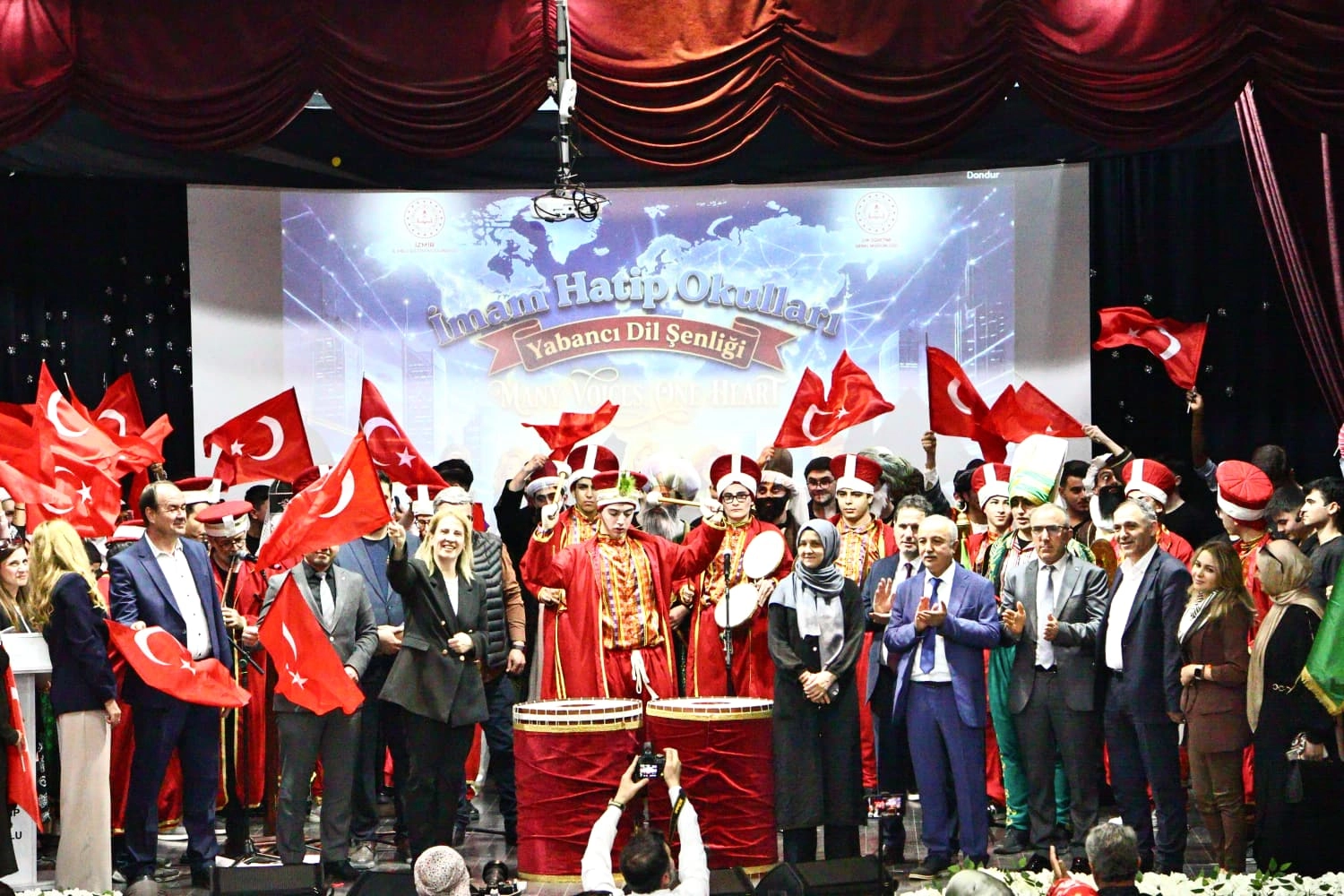 İzmir’de İmam Hatipliler ‘Yabancı Dil Şenliği’nde buluştu