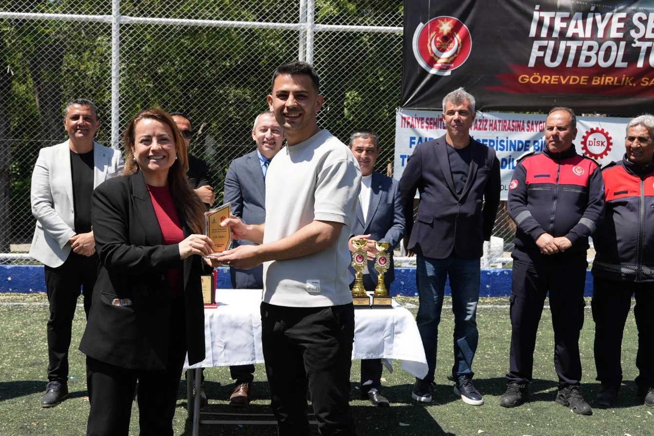 İzmir’de itfaiyecilerden anlamlı turnuva