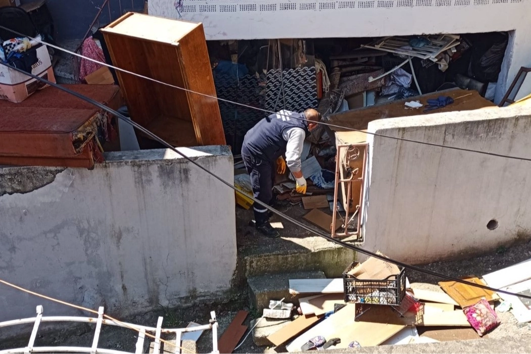 İzmit’te belediyeden çöp eve müdahale