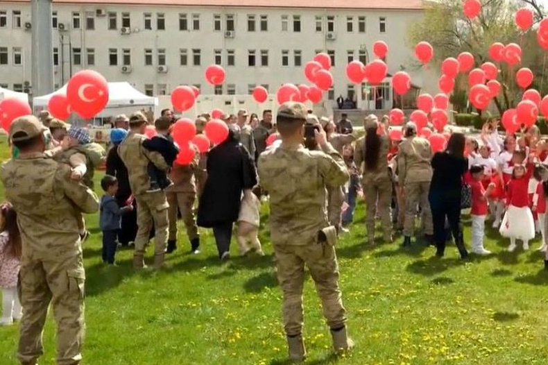 Jandarma’dan öğrencilere 23 Nisan sürprizi