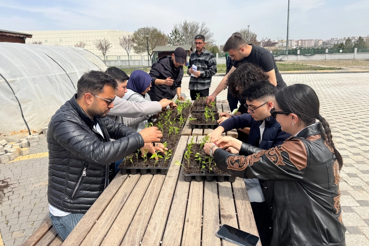 Kayseri Büyükşehir’den üniversitelilere uygulamalı tarım eğitimi