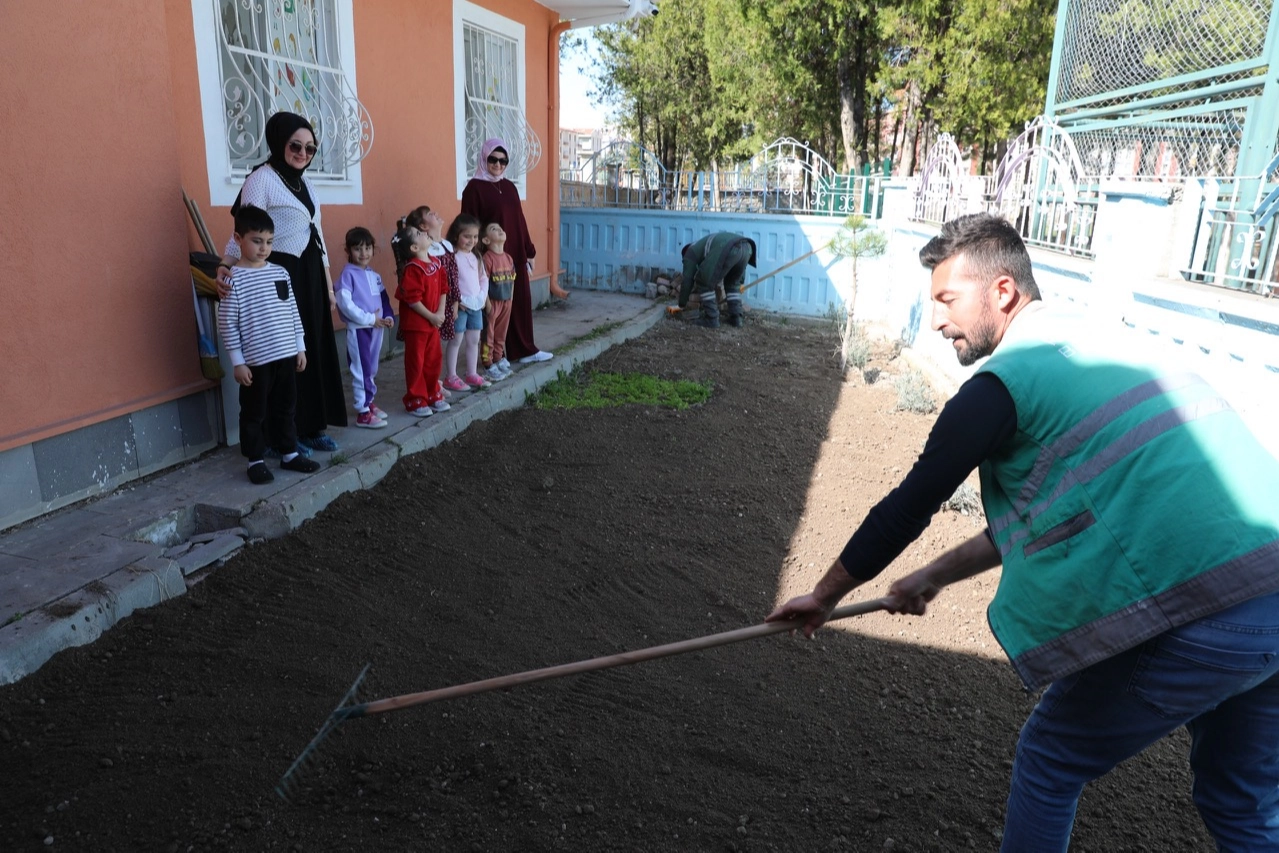 Kayseri Kocasinan’da minik eller toprağa değiyor