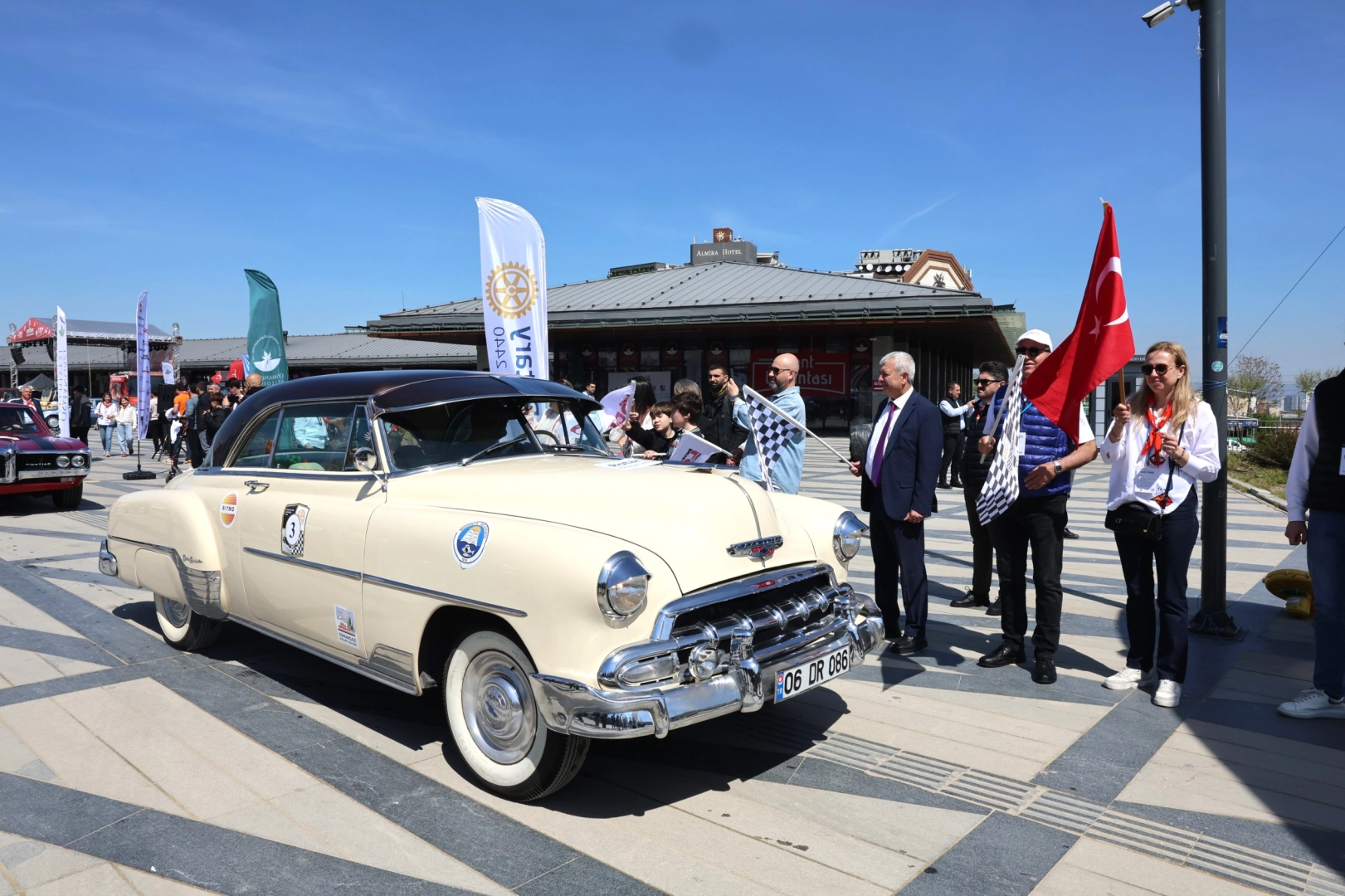 Klasik Otomobil Turu Bursa’yı renklendirdi… ‘Klasik’ler geleceğe umut oldu