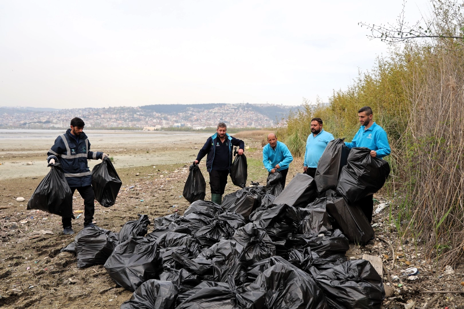 Kocaeli’de ekipler 50 torba atığı doğadan uzaklaştırdı