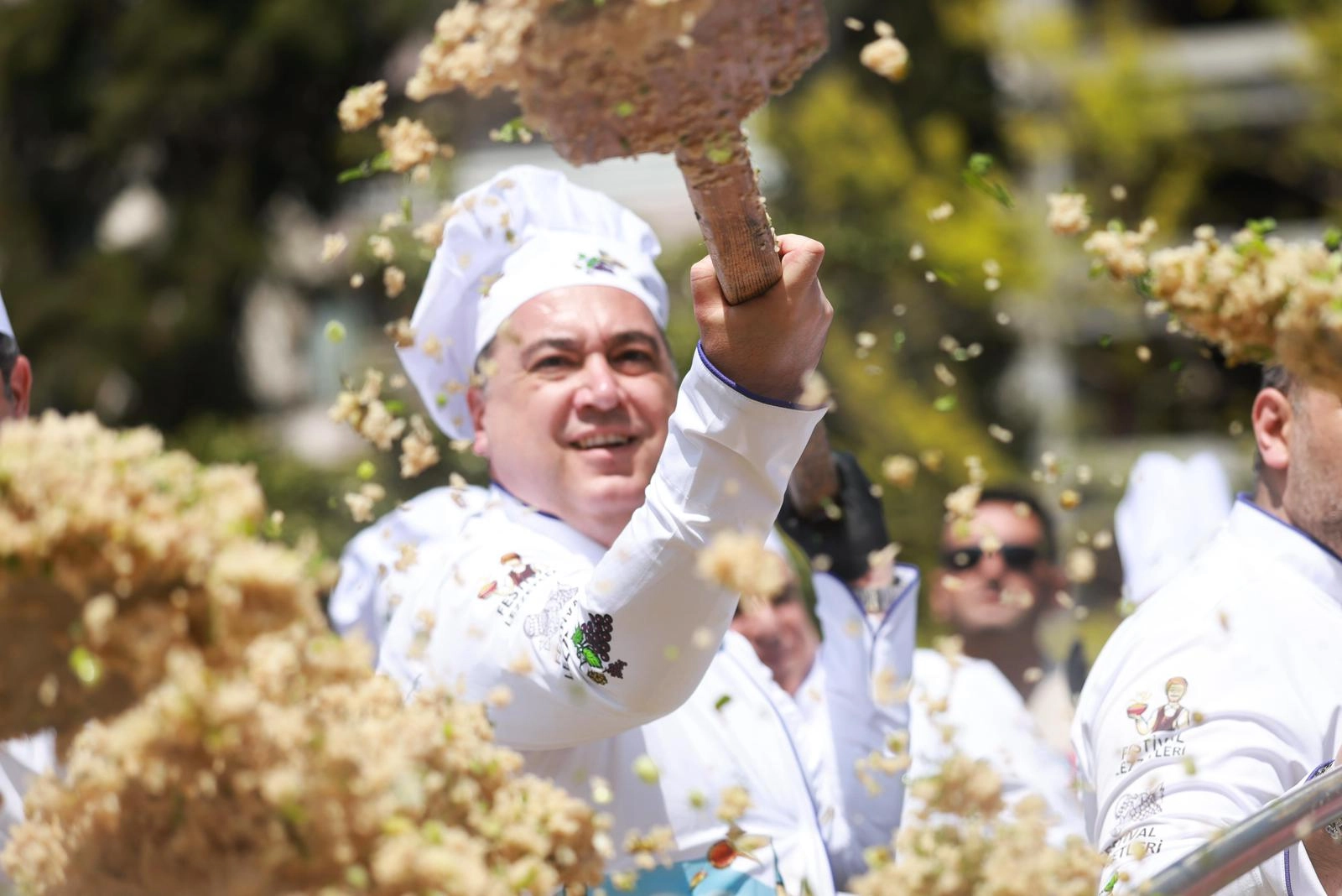 Manisa’nın lezzetleri buluştu… Başkan Dutlulu, mesir baharatlı bahar pilavı pişirdi