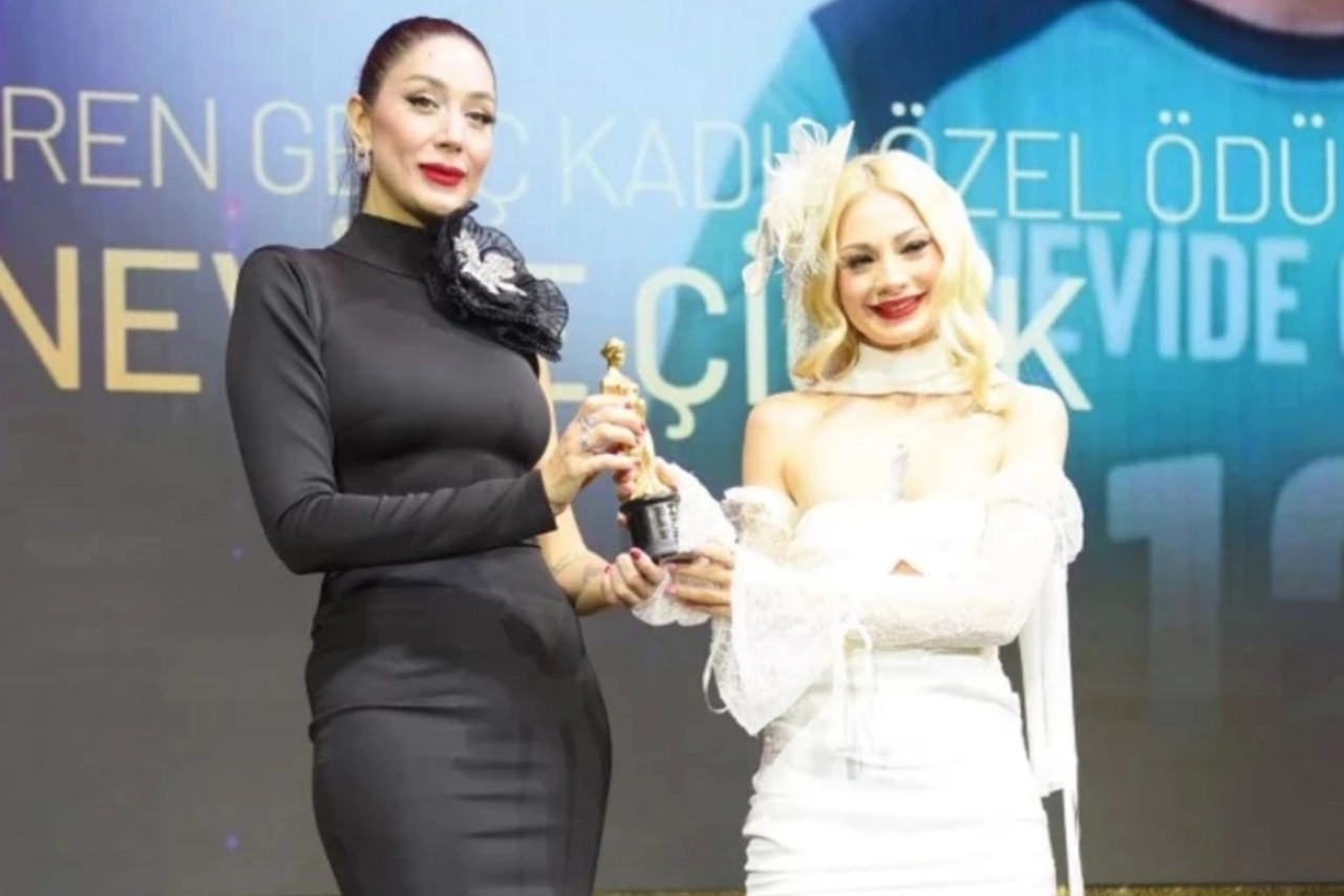 Raffles’ta yıldızlar geçidi: Nevide Çiçek’e ‘İlham’ Ödülü!