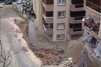 Mudanya Halitpaşa Mahallesi’nde istinat duvarı çöktü!  2 kattaki daireler tahliye edildi
