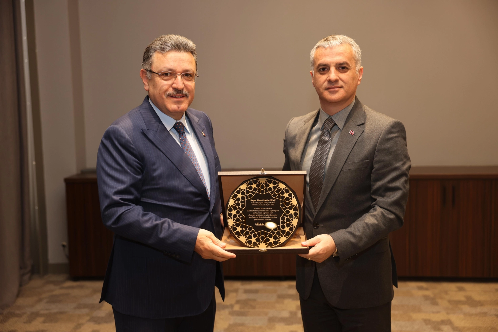 Trabzon’da Başkan Genç’e Yomra’dan teşekkür plaketi