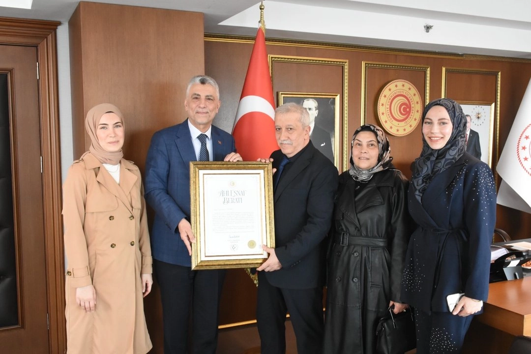 Ücret almayan esnafa Bakan Bolat’tan “Ahi Esnaf Beratı”