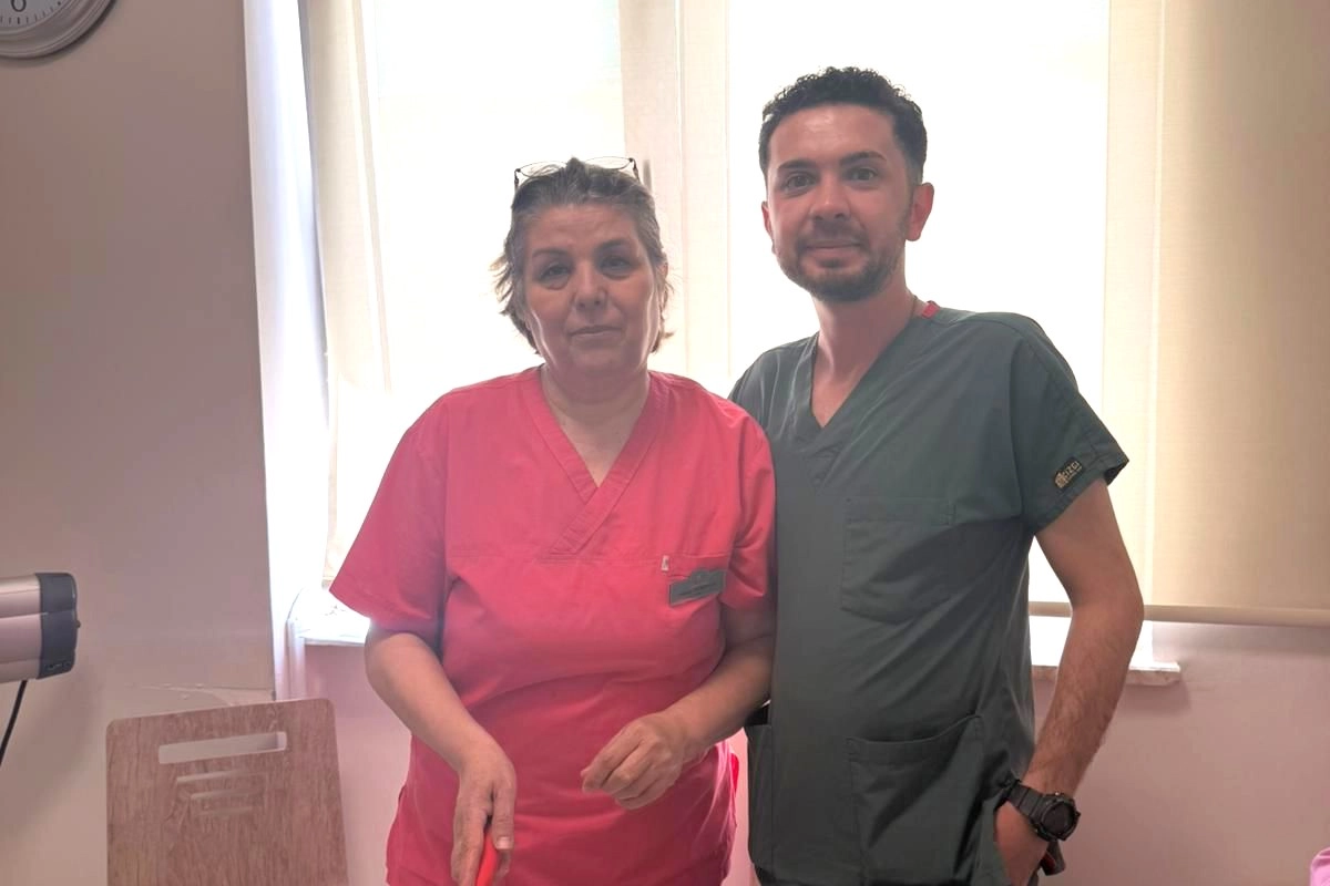 Yardım eden ebe ile yıllar sonra Antalya’da mesai arkadaşı oldu