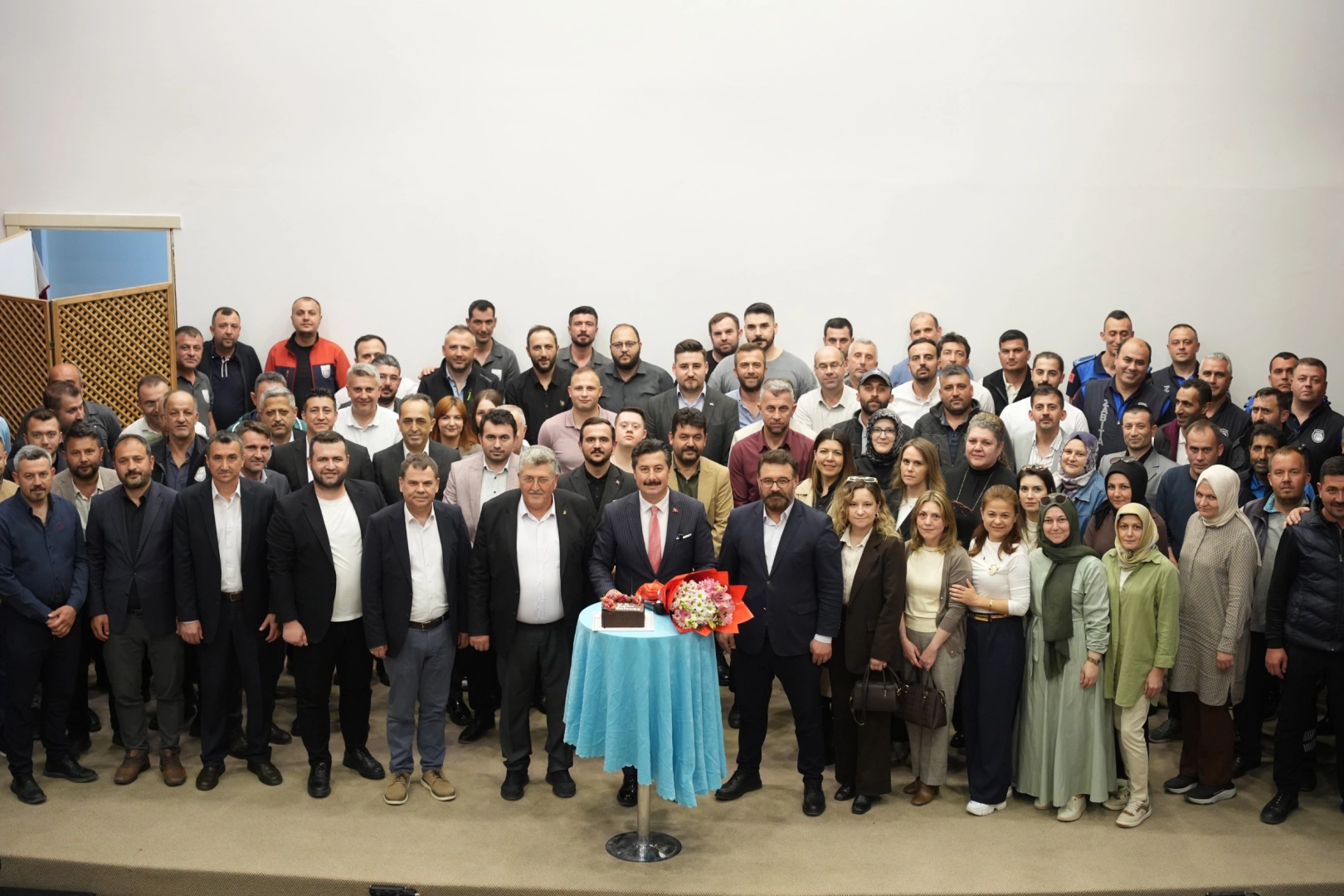 Bursa Yenişehir’de bayramlaşmada Başkan Özel’e doğum günü sürprizi