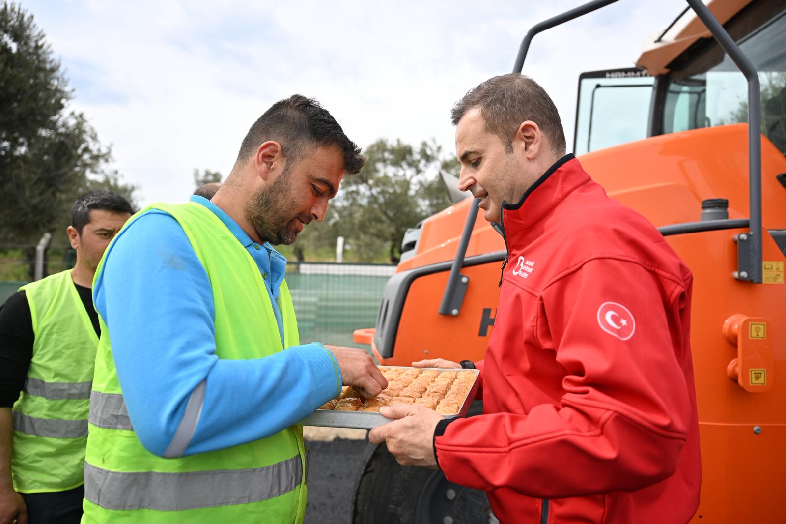 Yol Çalışmalarını Yerinde İnceleyen Akın’dan Personele Baklava İkramı