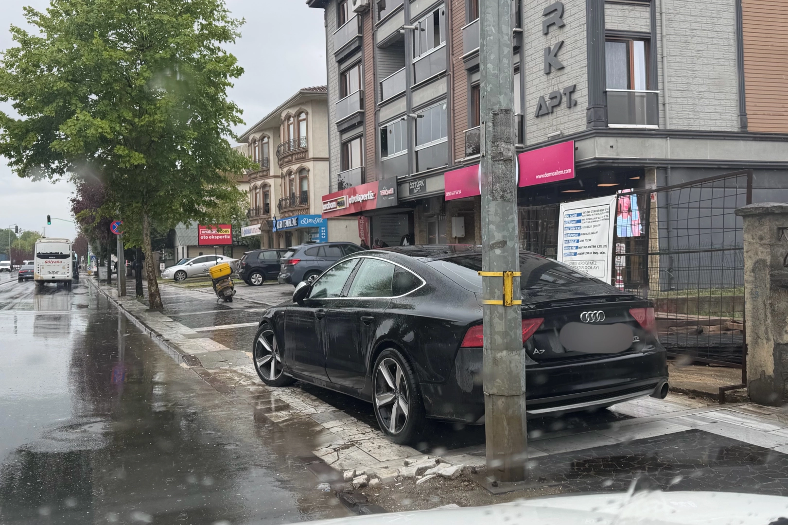 Düzce’de kaldırımlar araç işgali altında!