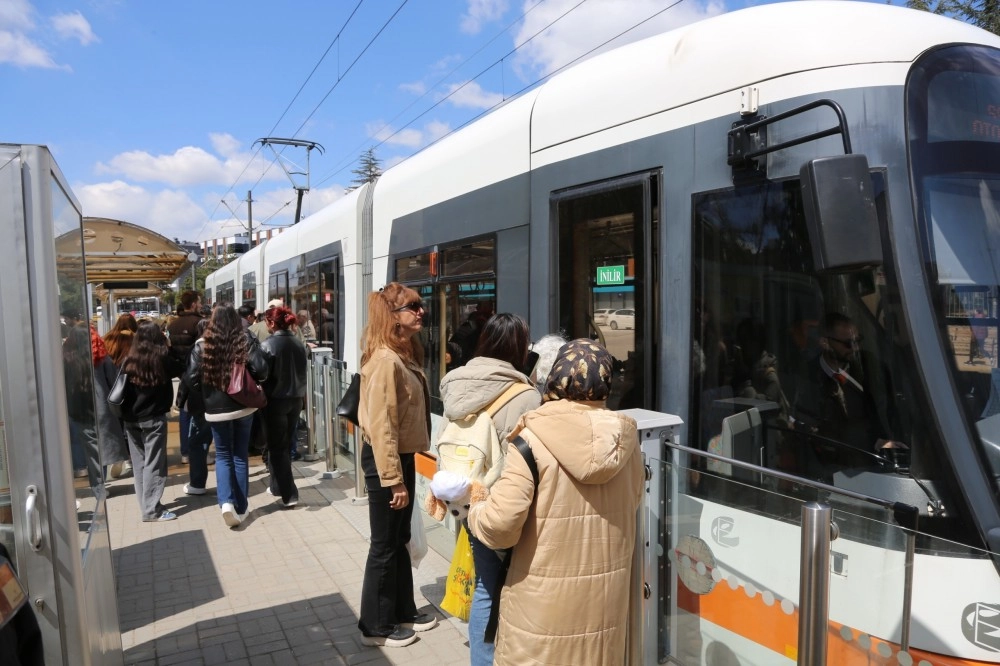 Eskişehir’de öğrenciler “Bas Geç” ile ulaşımda nefes aldı