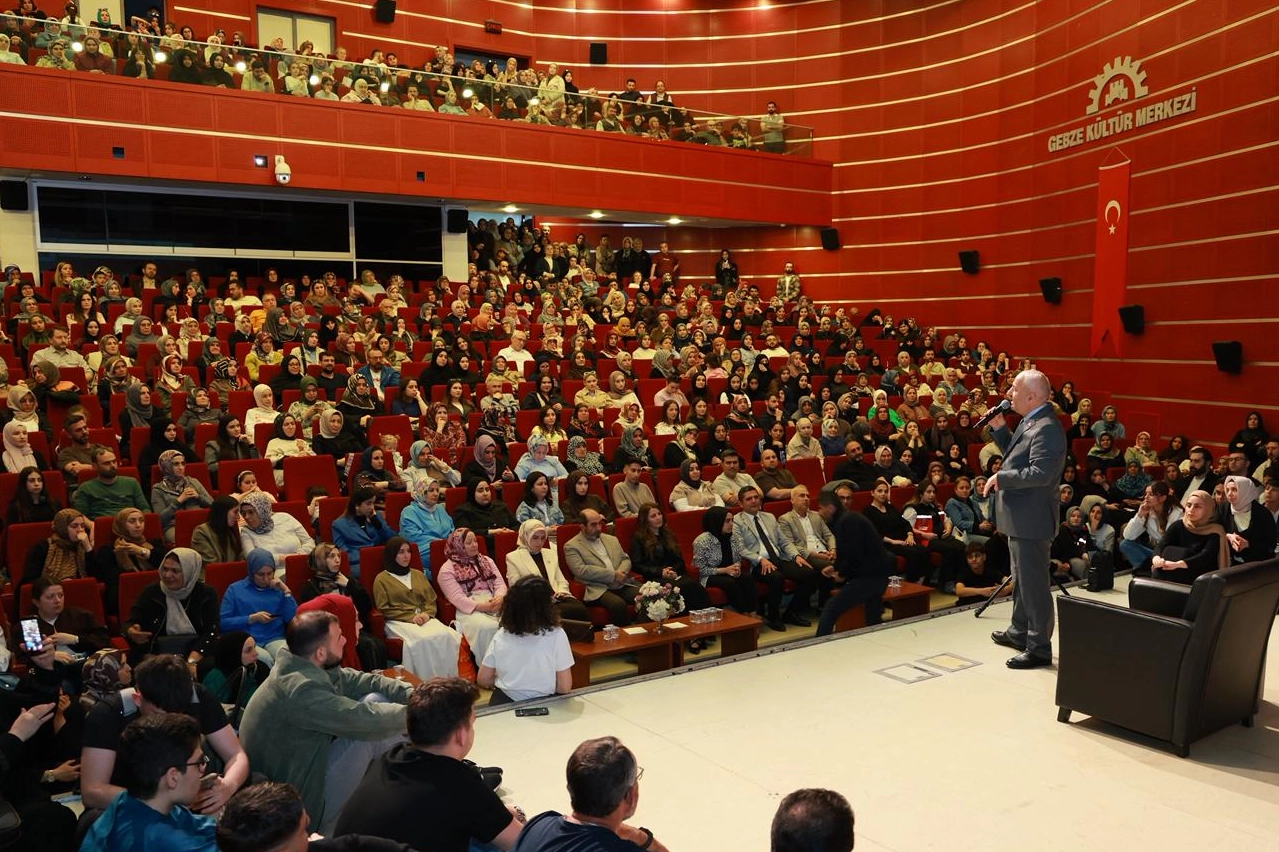 Gebze’de ‘Ailenin İçinde Saklı Cennet’ söyleşisine yoğun ilgi