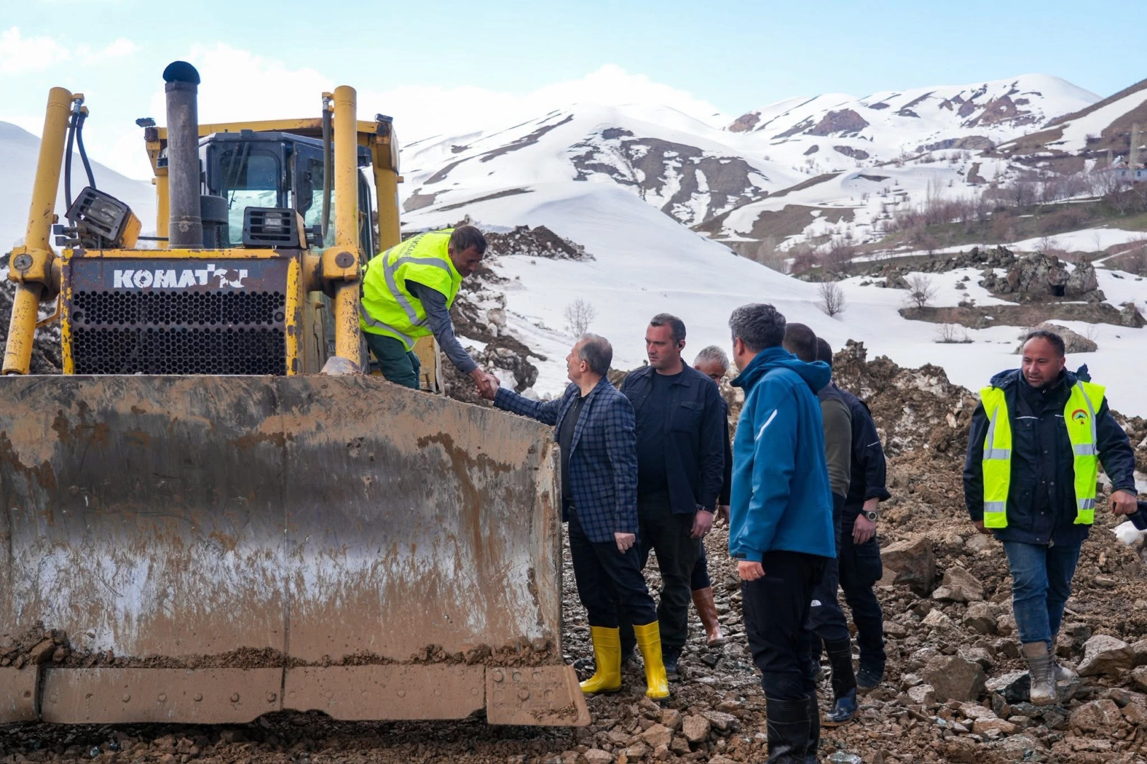 Hakkâri–Van yolunda seferberlik… Heyelan sonrası çalışmalar sürüyor