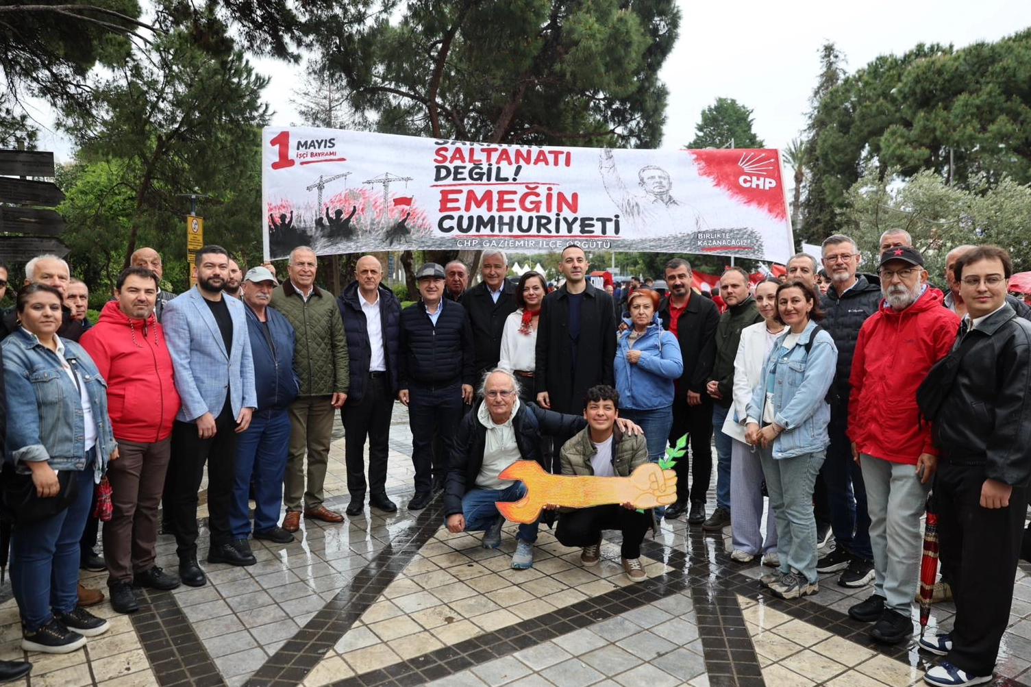 İzmir’de binlerce emekçi 1 Mayıs’ı kutladı