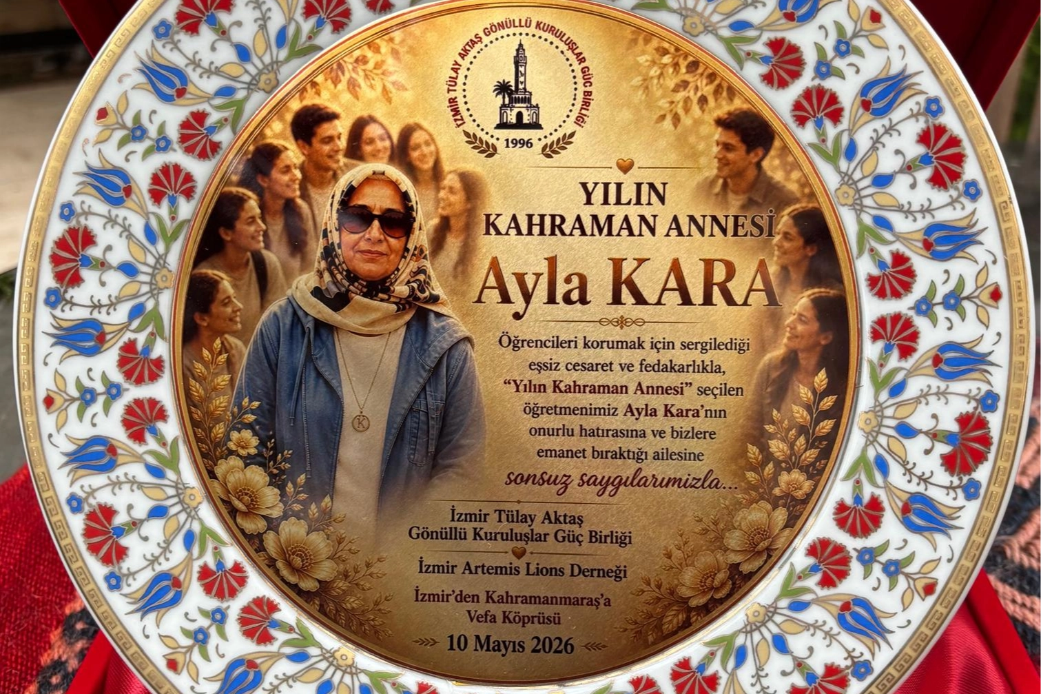 Kahraman öğretmen Ayla Kara’ya ‘yılın annesi’ ödülü