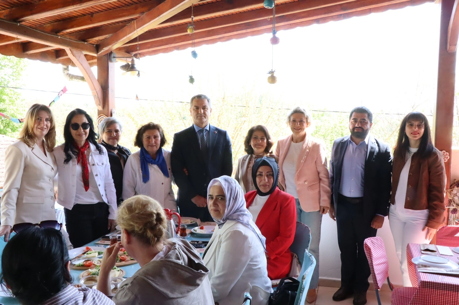 Kocaeli İzmit’te kadın muhtarlara Anneler Günü kahvaltısı