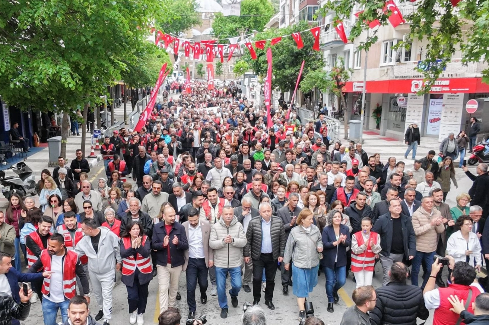 Manisa’da Başkan Dutlulu emekçilerle omuz omuzaydı