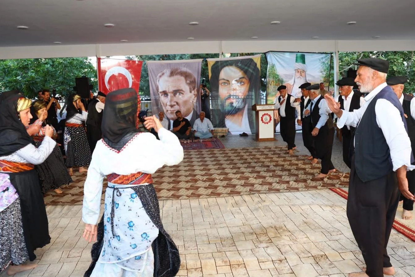 Adıyaman’da gönüller aşurede buluştu… Alevi Canlar ve Sünniler aynı sofrada kardeşliği yaşattı