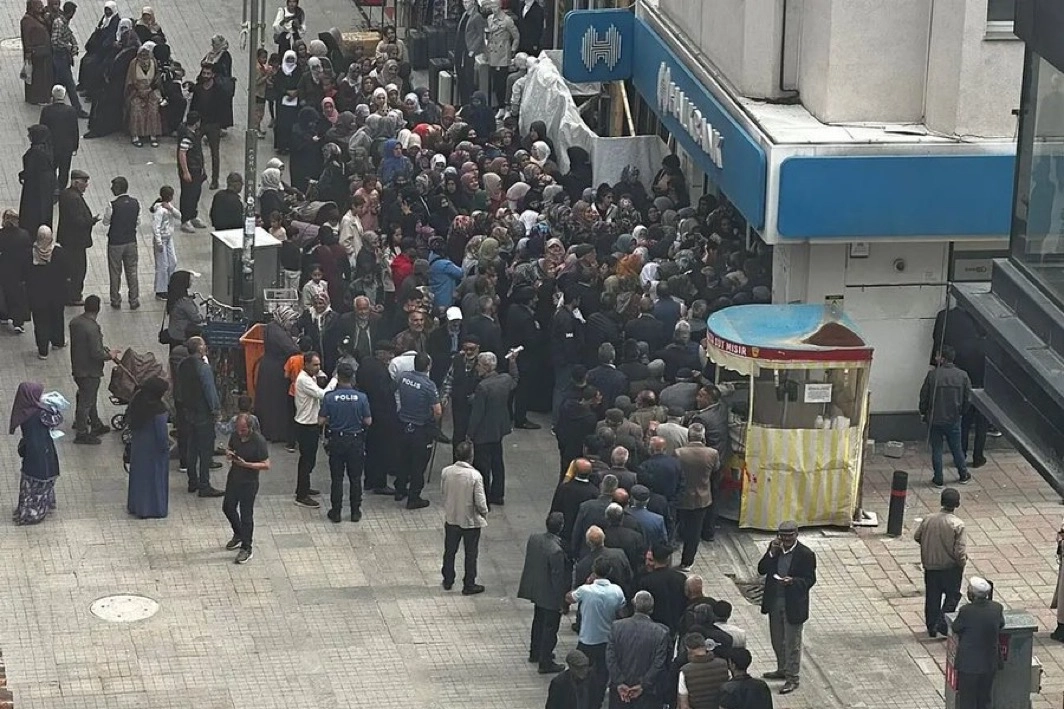 Ağrı’da sosyal yardım kuyruğu! Halkbank’a acil önlem çağrısı