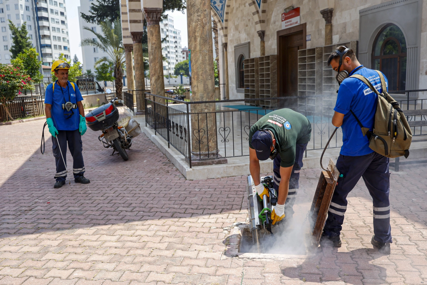 Antalya’da toplu kullanım alanlarına ilaçlama çalışması
