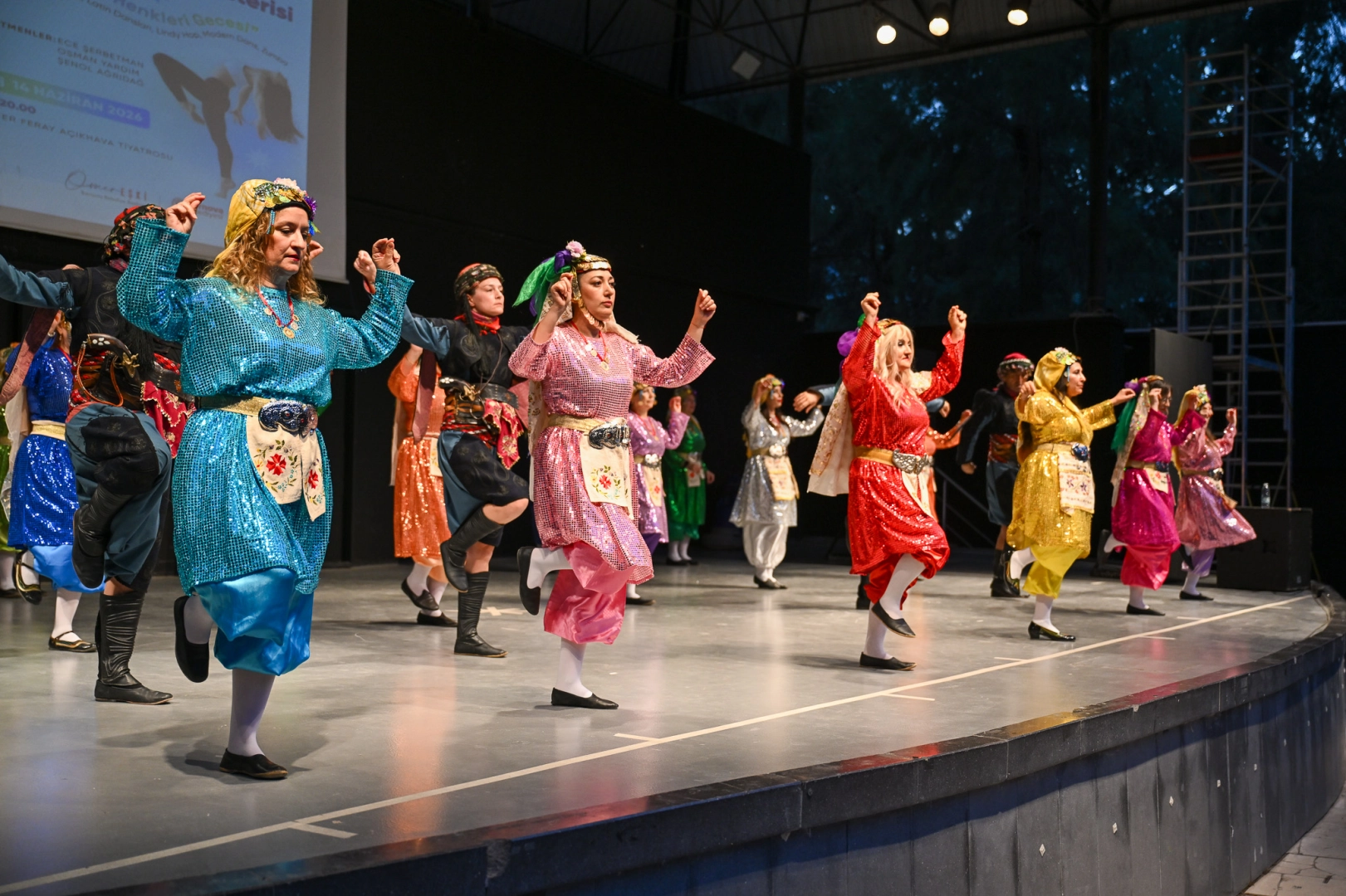 Bornova’da “dansın renkleri” büyüledi