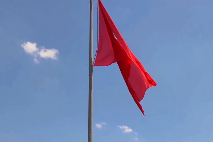 Ceylanpınar’da yıpranan Türk bayrağı yenilendi