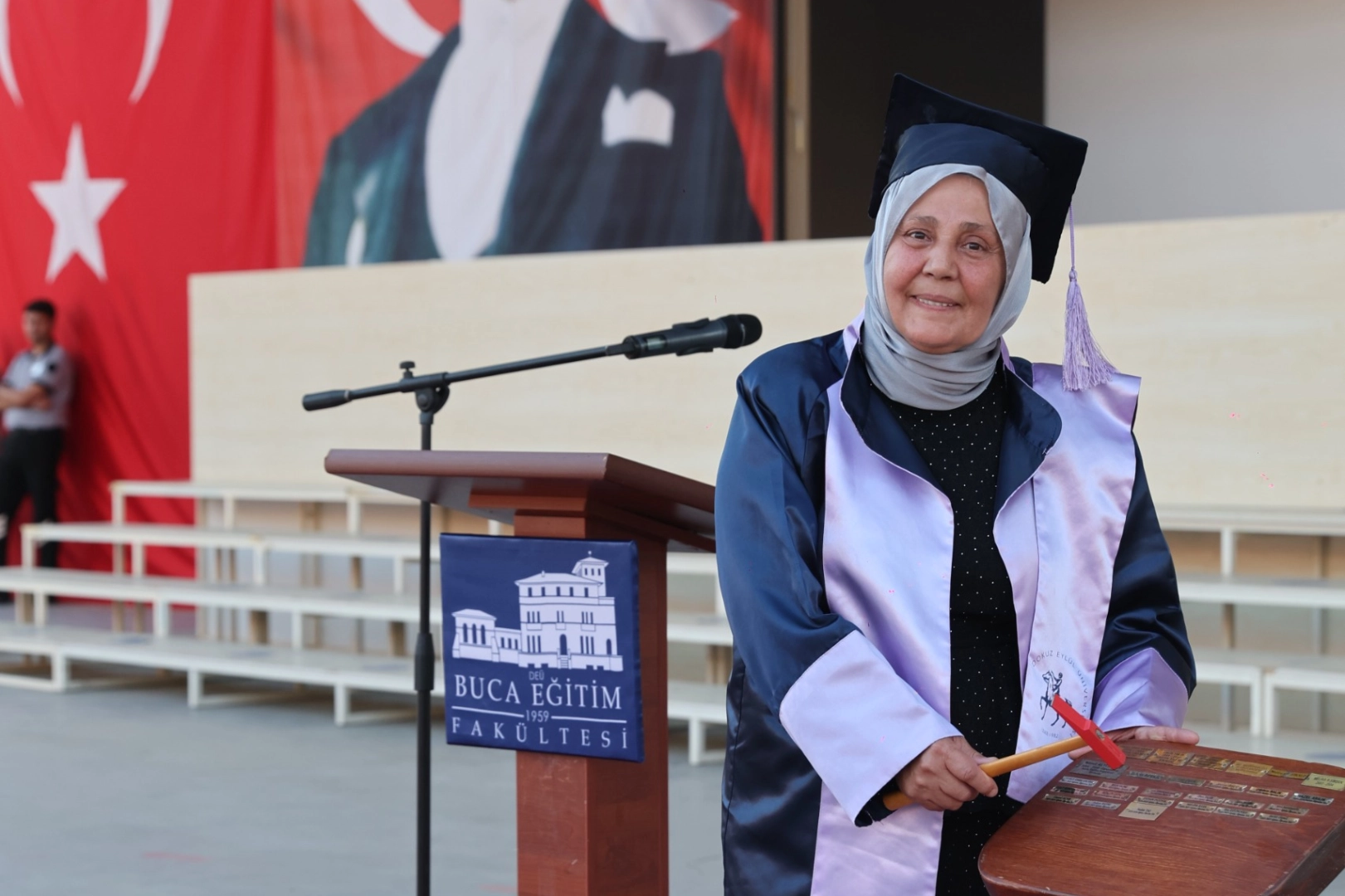 Dokuz Eylül’de mezuniyet coşkusu… 38 yıllık hayal birincilikle taçlandı