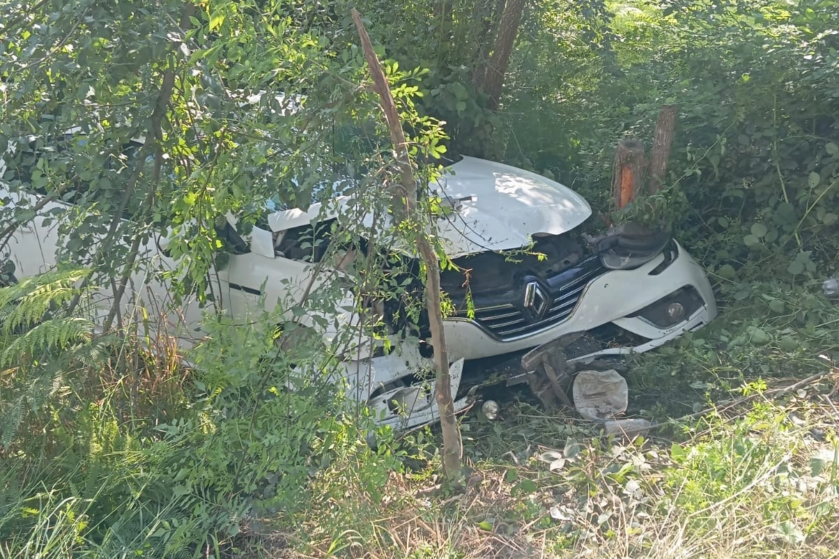 Düzce’de otomobil şarampole kaydı: 3 yaralı!