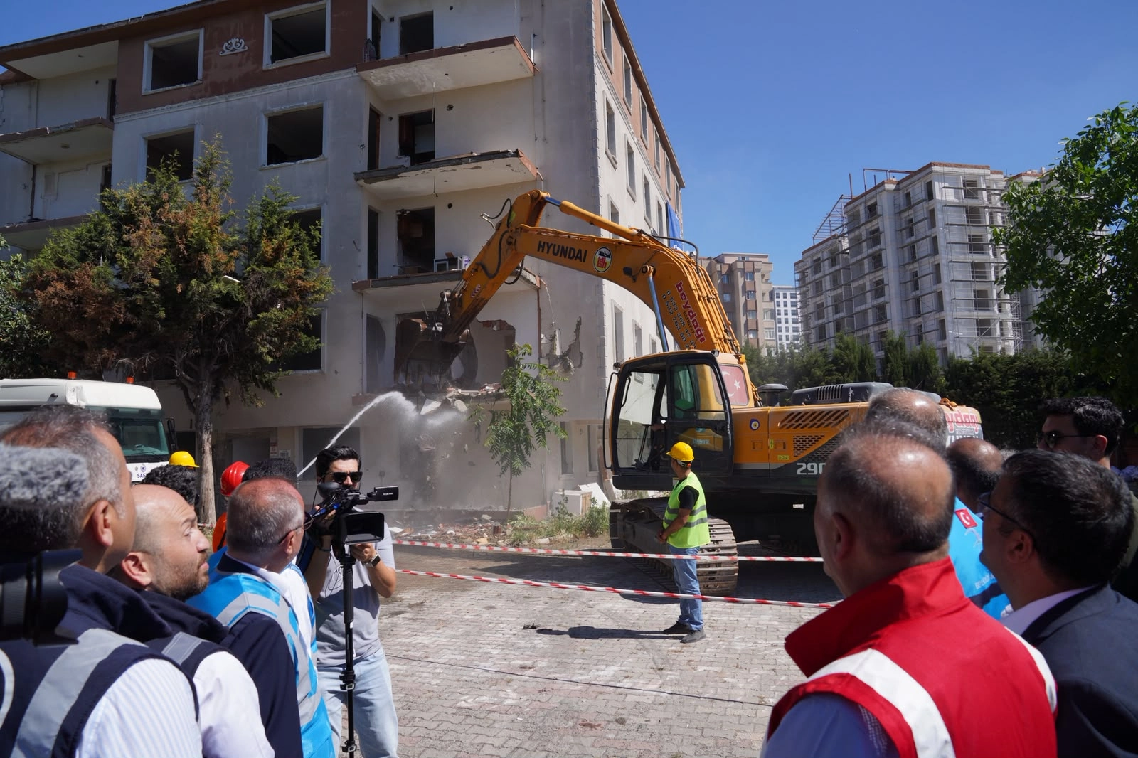 İstanbul Beylikdüzü’nde riskli site yıkıldı! İBB’den ‘dönüşüm’ mesajı