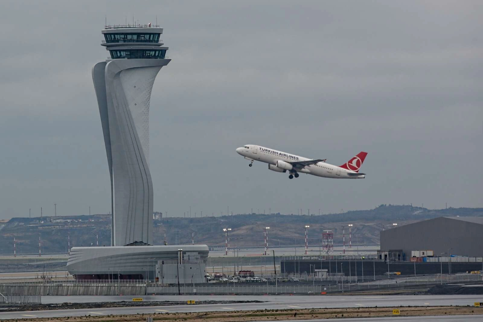 İstanbul Havalimanı’ndan tarihi rekor… 1 günde 1.730 uçuş