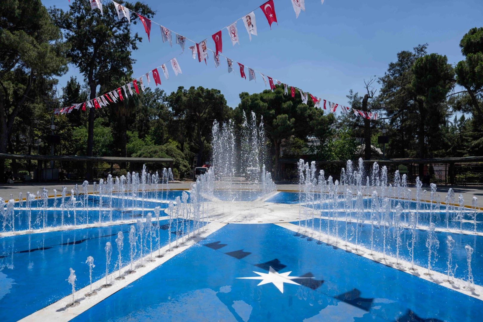 İzmir Bornova’da Büyükpark’in simge havuzu yenilendi