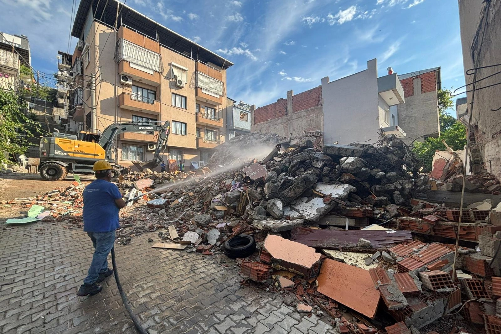 İzmir’de hasarlı yapılar için uzlaşı sağlandı yıkım gerçekleşti