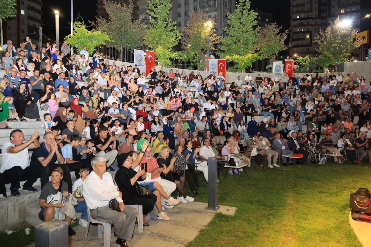 Kayseri Talas’ta ‘Babalar Günü’ne şarkılı kutlama