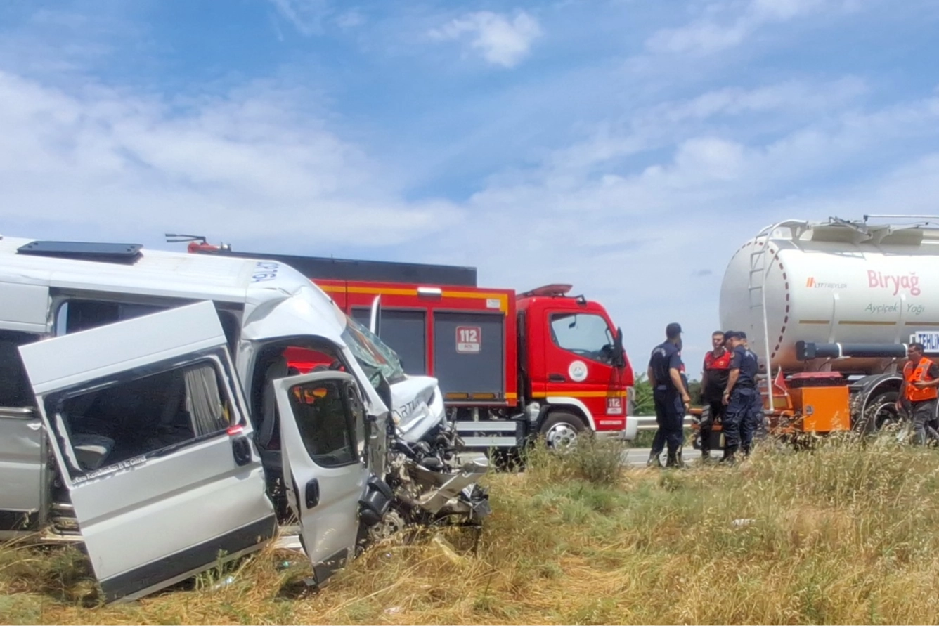 Keşan-Gelibolu yolunda kaza… Tıra çarpan minibüste 16 kişi yaralandı