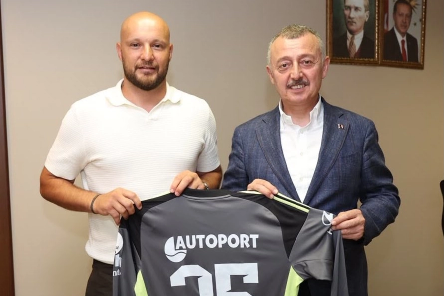 Kocaelispor’un kaptanı formasını Başkan Büyükakın’a hediye etti
