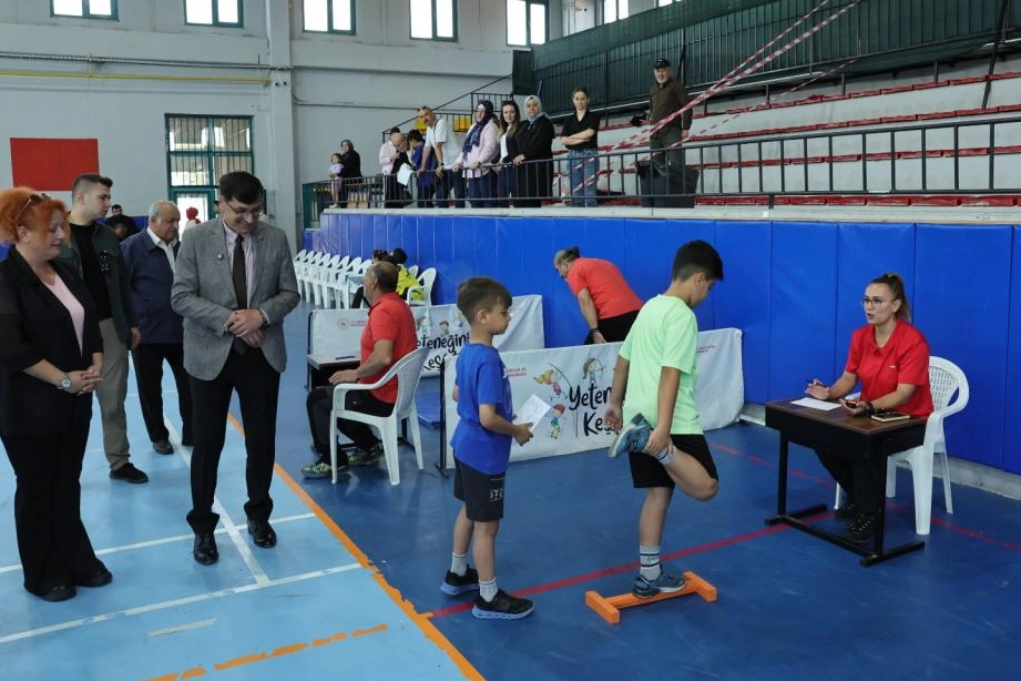 Kütahya’da Başkan Kahveci’den Spor Ortaokulu ve Lisesi’ne ziyaret