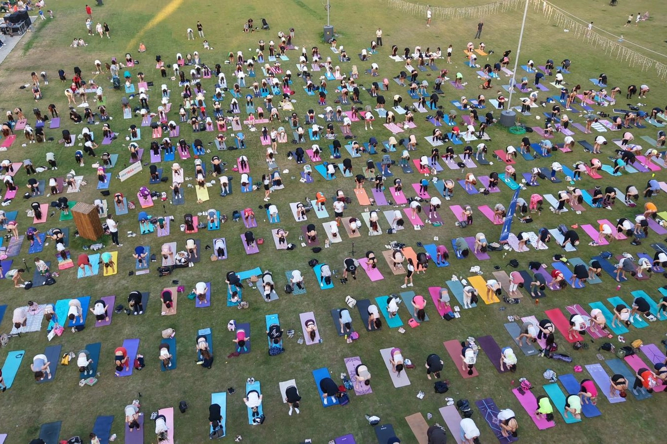 İzmir’de matlar çimlere serildi Kültürpark’ta yoga rüzgârı esti