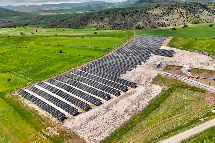Sivas Belediyesi enerjisini güneşten üretecek… Özbelsan GES hizmete girdi