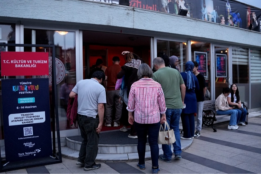 Trabzon’da ‘İnsancıklar’ tiyatro severlerle buluştu