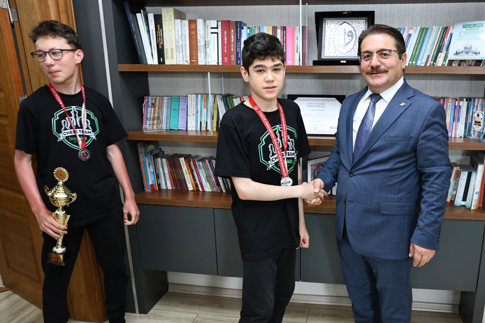 Türkiye ikincisi satranç takımından İl Milli Eğitim’e ziyaret