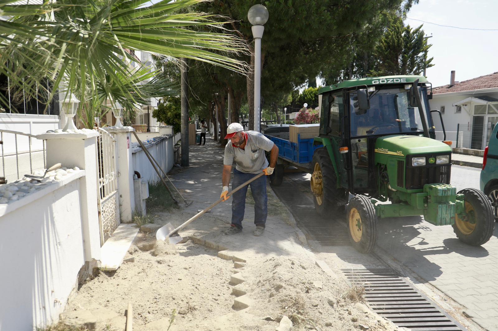 Burhaniye’de Yol Yapım, Bakım Ve Onarım Çalışmaları Aralıksız Devam Ediyor