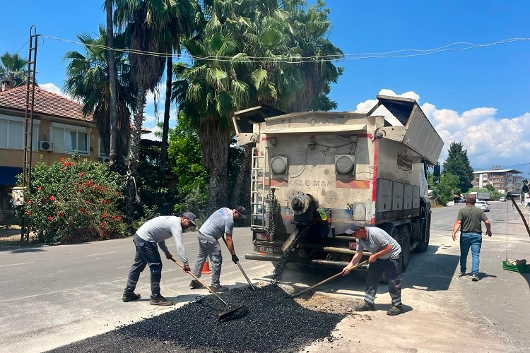 Antalya Finike’de yollar yenileniyor bordürler boyanıyor