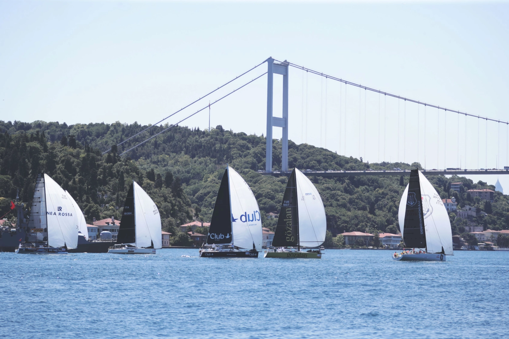 İstanbul Boğazı’nda görkemli coşku