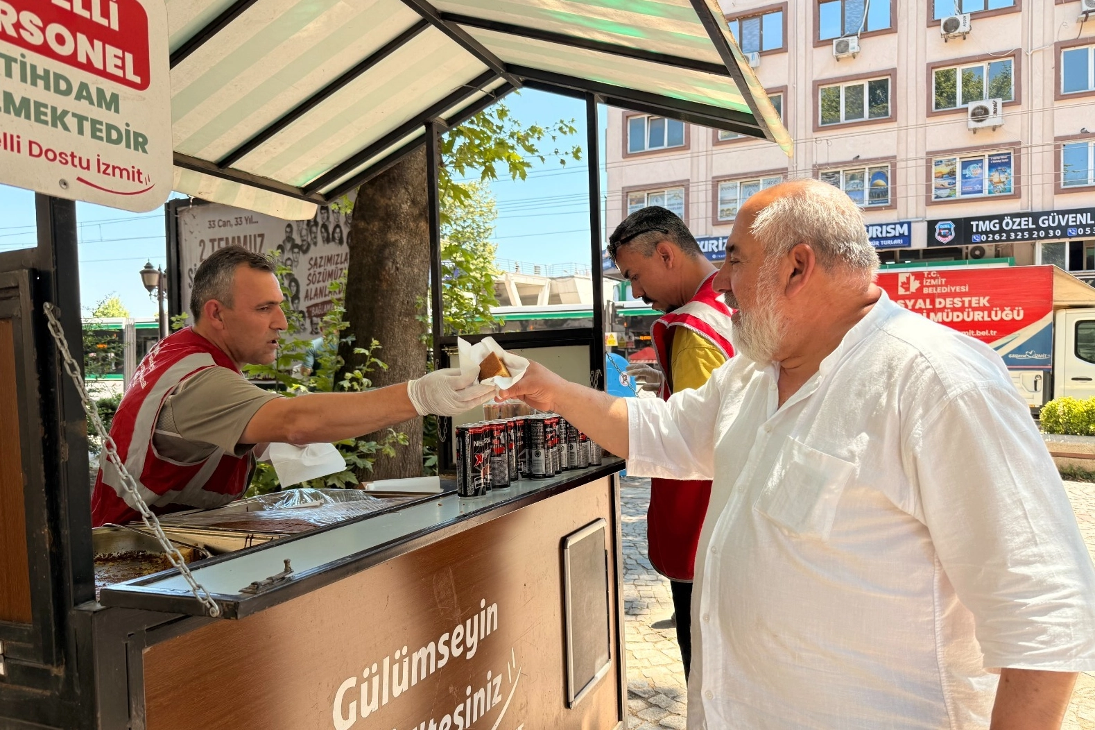İzmit Belediyesi’nden serinleten ikramı