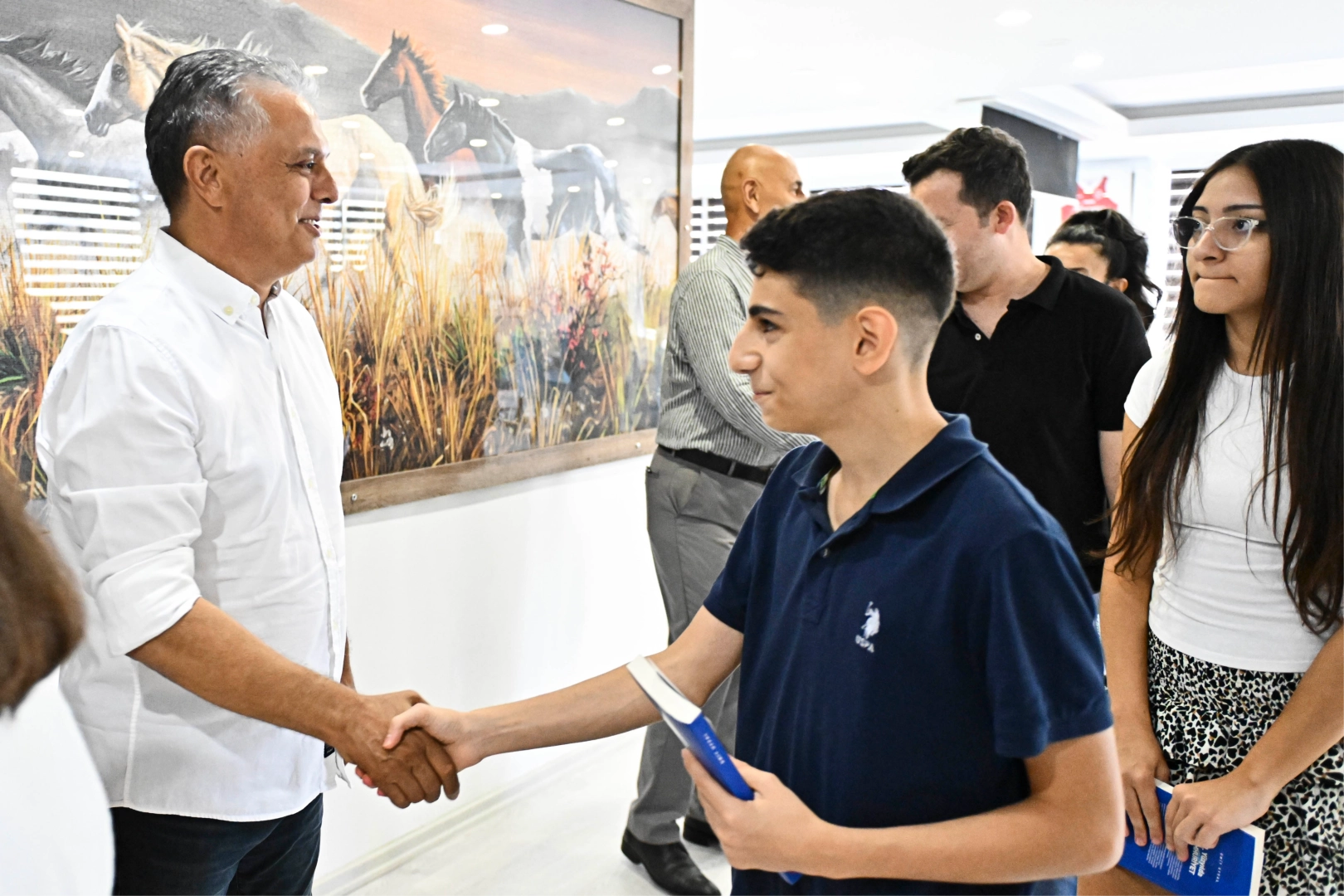 Antalya Muratpaşa’da başarılı öğrenciler hediye çekiyle ödüllendirildi