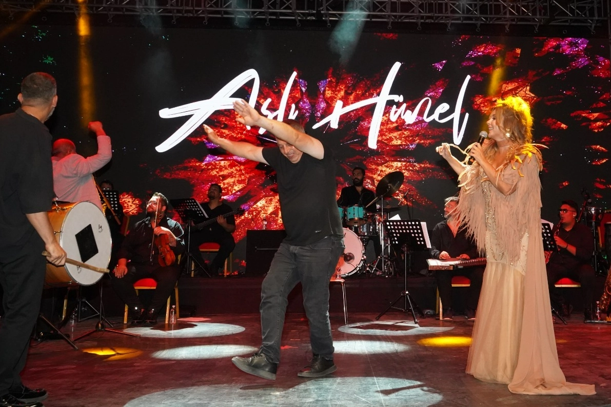 Bursa’da Aslı Hünel’den ‘Açıkhava’da müzik ziyafeti